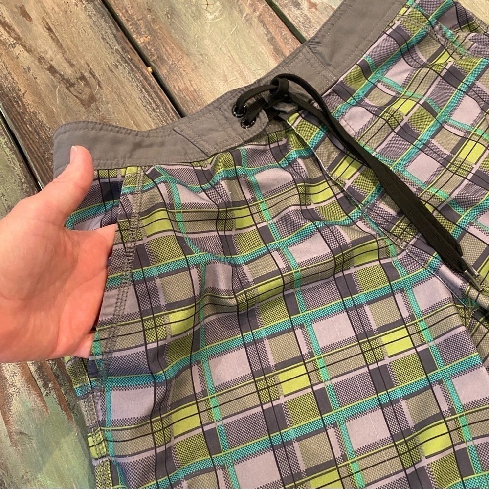 PrAna 30 Boardshorts Mens Gray / Green Plaid Stretch Swim Trunks Surf Logo